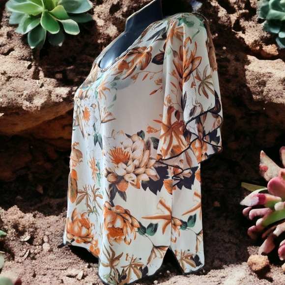๐3/$40 Sale!Mix & Match๐ Brochure Floral Flowy Top - Picture 2 of 7
